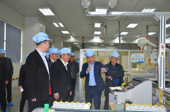 镇江市委副书记,市长张叶飞莅临太阳能镇江公司参观调研